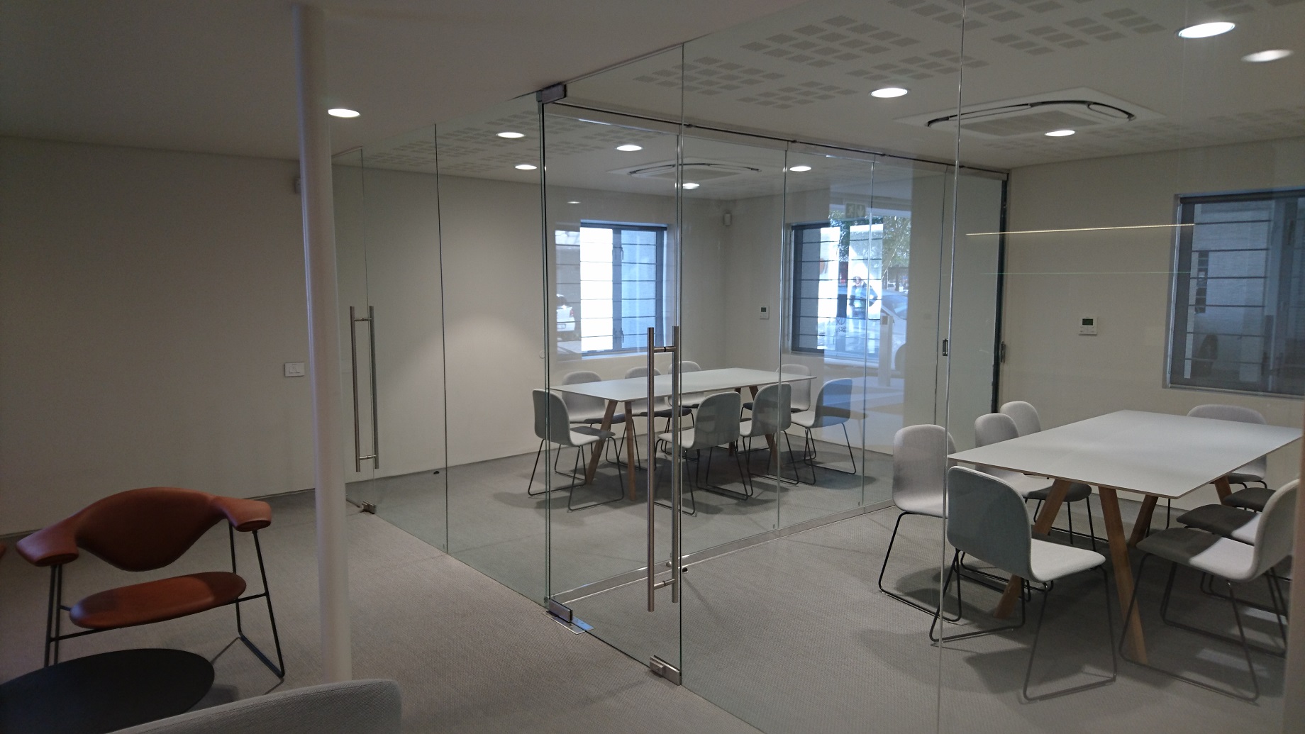 Office partitioning & frameless pivot doors - Sunplan